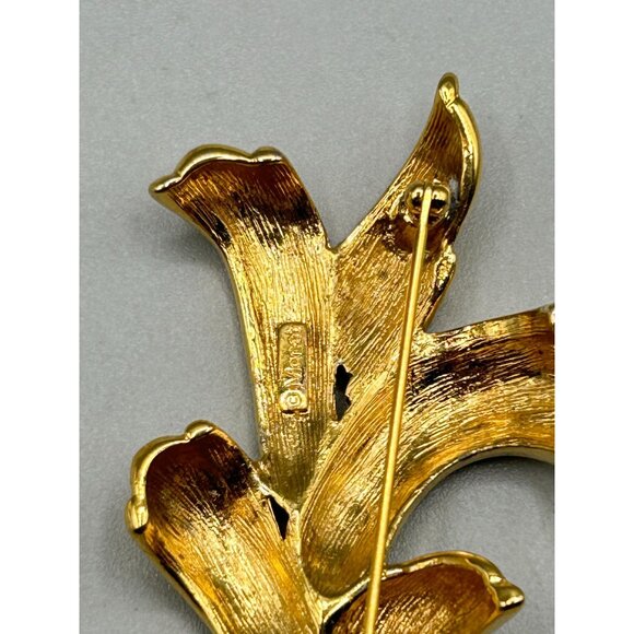 Vintage Monet Abstract Free Form Leaf Pin Brooch Shiny Gold Tone 80s 90s Pin - Picture 6 of 7